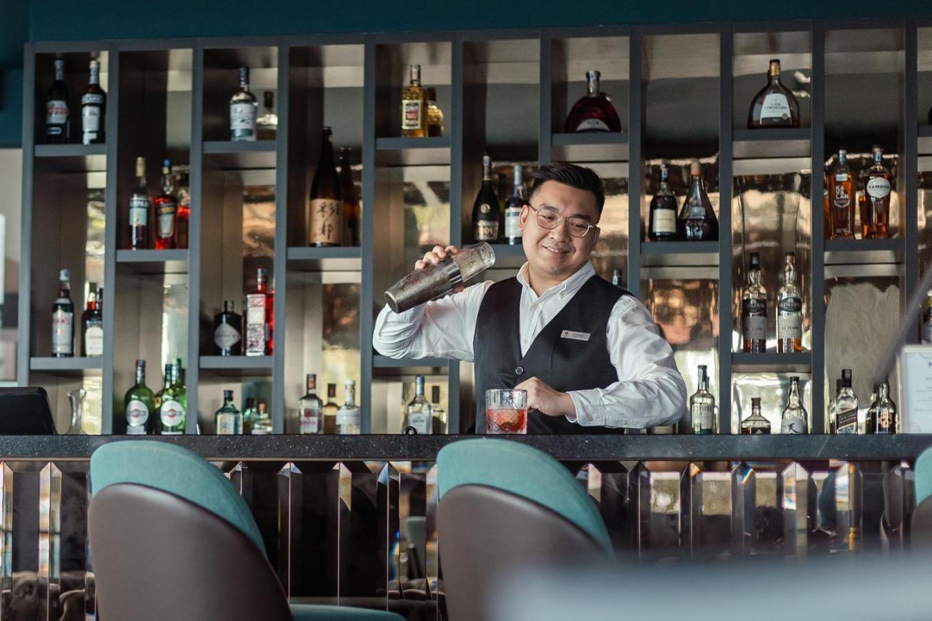 Angsana Teluk Bahang, Penang Batu Ferringhi Exterior photo A bartender at work